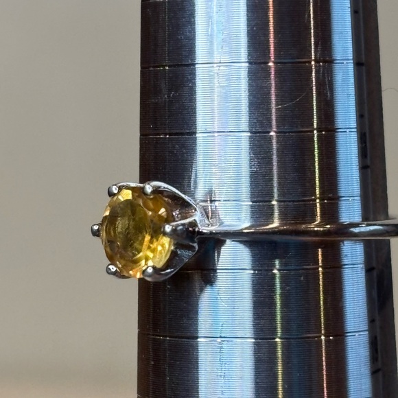 Elegant Yellow Gemstone Ring. Marked 925 RJ. Size 8 Pre-owned excellent conditio - Picture 5 of 10